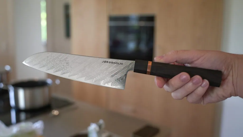 Test af Jørgsholm knive: Er de pengene værd? Billede Jørgsholm Santoku kniv
